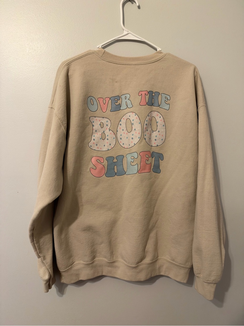 Gildan Beige Crewneck Sweatshirt with Pastel Graphic